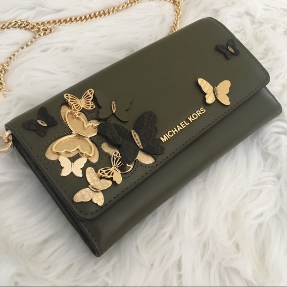 Michael Kors Handbags - Firm✨Michael Kors Large  olive wallet /Crossbody